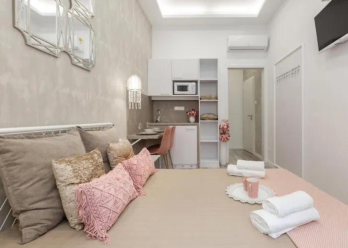 布达佩斯和谐度假公寓 *